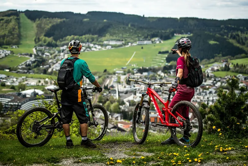 Mountainbiker mit Blick über Willingen und den Ettelsberg