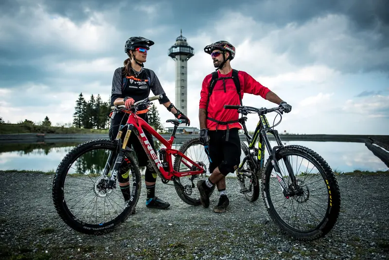 Zwei Mountainbiker am Ettelsberg vor dem Hochheideturm