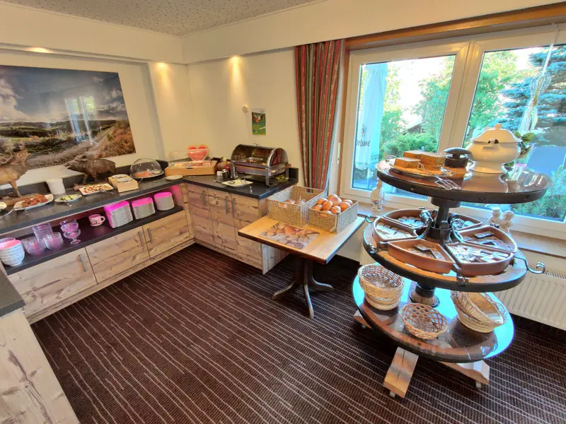 Frühstücksbuffet mit Etagere und Panoramabild der Berge