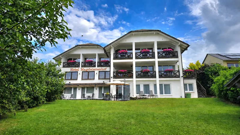 Hotel Magdalenenhof von der Gartenseite mit Balkonen und Blumenkästen
