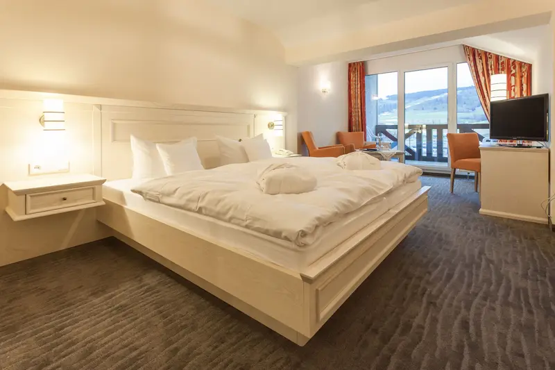 Komfort-Doppelzimmer mit Balkon und Bergblick